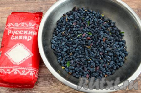 Подготовить продукты для приготовления варенья из жимолости "Пятиминутка".