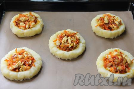 В углубления гнёзд выложить начинку из курицы и овощей. 
