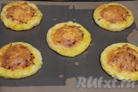Запекать картофельные гнёзда с курицей и сыром в разогретой до 180 градусов духовке минут 20. 