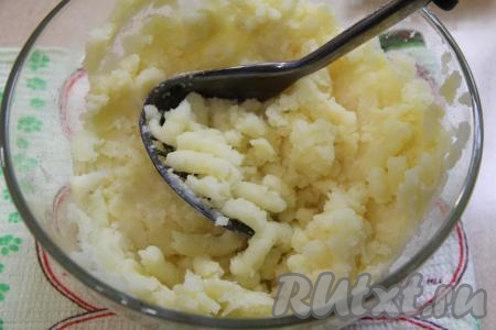 Сварившуюся и слегка остывшую картошку толкушкой размять в пюре. Попробовать на вкус, если нужно, досолить.