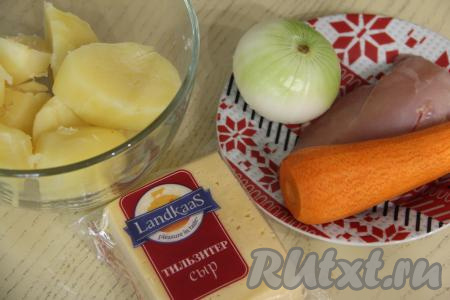 Подготовить продукты для приготовления картофельных гнёзд с курицей. Лук, картошку и морковь почистить. Картофель, если необходимо, нарезать на части, выложить в кастрюлю, залить полностью водой, поставить на огонь. После закипания воды добавить соль и отварить картошку на небольшом огне до готовности (в течение минут 20-25 с момента закипания воды, картошины должны стать мягким, легко прокалываться ножом). Затем воду слить, дать картошке немного остыть. 