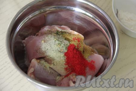 К филе куриных бёдер добавить соль, специи по вкусу (в качестве специй я добавила паприку и карри). 