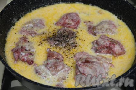 Сразу добавить сливки, можно всыпать специи по вкусу (я всыпала чёрный молотый перец), перемешать, довести сливочный соус до кипения. Если нужно, досолить соус.