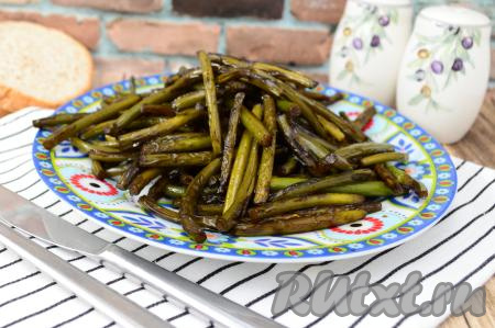 Аппетитные, очень вкусные, пикантные жареные чесночные стрелки, приготовленные с добавлением соевого соуса на сковороде, к столу можно подавать и в горячем, и в холодном виде. Я предпочитаю подавать это блюдо в качестве закуски, но можно подать и на гарнир. 