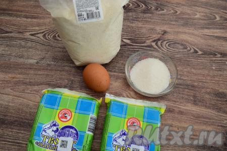 Подготовить продукты для приготовления сырников из творога с манкой в духовке. Творог желательно взять жирностью не менее 5%.
