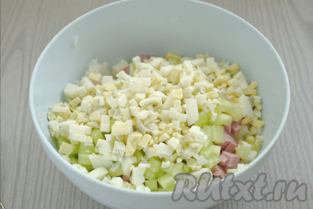 Сюда же добавляем яйца, нарезанные на мелкие кубики.