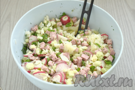 По вкусу солим, перчим содержимое миски, хорошо перемешиваем получившийся салат. 