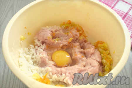 Остывшие рис и овощи перекладываем в миску, добавляем куриный фарш, сырое яйцо, соль, чёрный молотый перец.