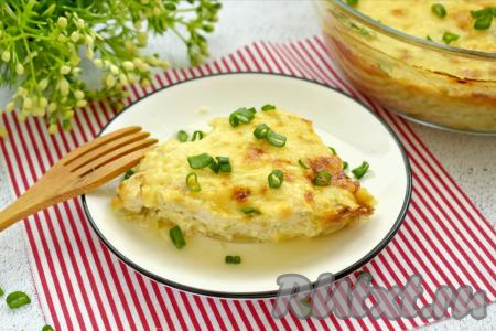 Достаём готовое блюдо из духовки. Нежную, вкусную, сочную, аппетитную запеканку, приготовленную из кабачков с курицей и сыром, к столу подаём горячей.