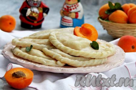 Переложить аппетитные вареники на тарелку и подать к столу. 
