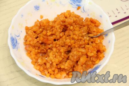 Перемешать абрикосы с сахаром и начинка для вареников готова. 