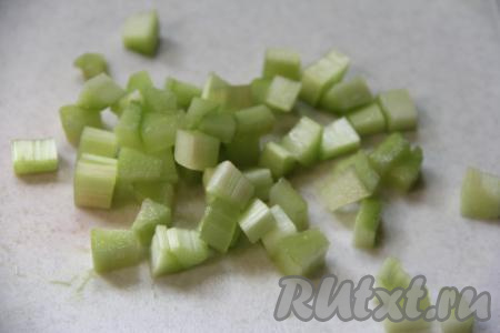 Нарезать очищенные стебли ревеня на небольшие кусочки. 