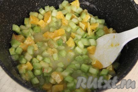 Нарезанный апельсин добавить в кастрюлю с ревенем, сахаром и апельсиновой цедрой, перемешать, поставить кастрюлю на небольшой огонь. 