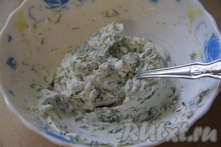 Творожный сыр тщательно перемешать с чесноком и укропом, после этого начинка для рулетиков из кабачков будет готова. 