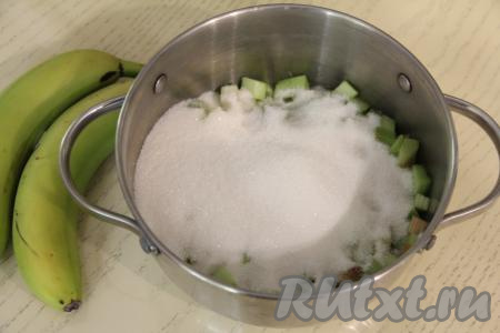 Засыпать ревень сахаром. 