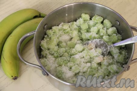 Перемешать ревень с сахаром и оставить минут на 10. 