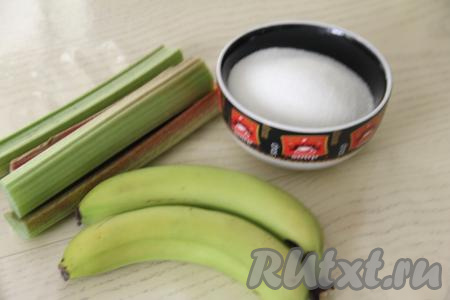 Подготовить продукты для приготовления варенья из ревеня с бананом. Стебли ревеня промыть водой. 