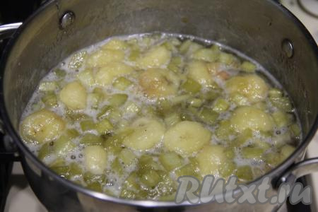 Довести варенье до кипения, убрать с поверхности пенку, варить на медленном огне 10 минут, иногда перемешивая. 