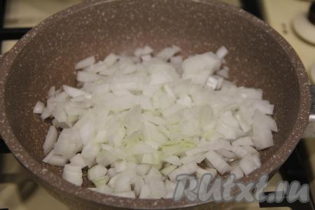 Пока варится картошка, разогреть в сковороде растительное масло, выложить мелко нарезанную луковицу. Обжарить лук на среднем огне до мягкости (в течение 5-6 минут), время от времени помешивая. 