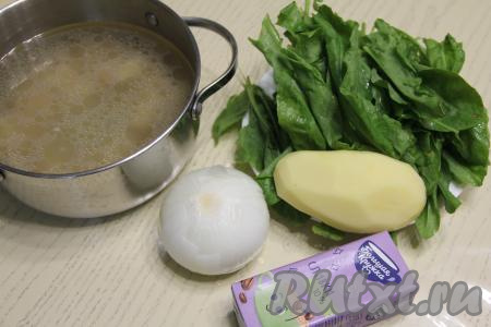 Подготовить продукты для приготовления крем-супа из щавеля. Части курицы промыть водой. Выложить части курицы в кастрюлю, влить 1,5 литра воды, поставить на огонь, после закипания, убрав пену, варить на небольшом огне в течение 25-30. Затем убрать кастрюлю с огня, аккуратно вынуть мясо. Дать куриному мясу немного остыть, отделить от костей. Бульон, по желанию, процедить, вернуть в кастрюлю, добавить варёное мясо курицы, отделённое от костей, поставить на достаточно сильный огонь. Картошку и лук почистить. 