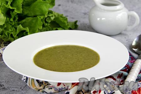 Бархатистый, очень вкусный крем-суп из щавеля разлить по тарелкам и в горячем виде подать к столу, дополнив, по желанию, сухариками.