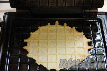 Закрыть створки вафельницы, выпекать вафлю до золотистого цвета.