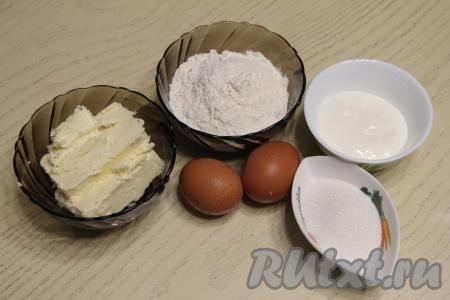 Подготовить продукты для приготовления тонких хрустящих вафель в вафельнице. Сметану можно взять любой жирности. 