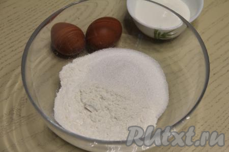В миску просеять муку, всыпать сахар.