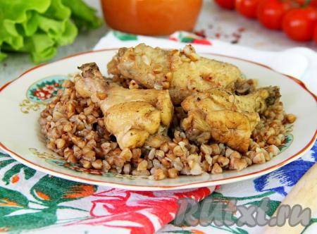 Рассыпчатую гречневую кашу с сочными, хорошо пропаренными кусочками курицы разложить из чаши мультиварки по тарелкам и сразу подать сытное, вкусное блюдо к столу. 