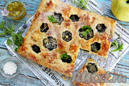 Пирог с щавелем и яблоками из слоёного теста
