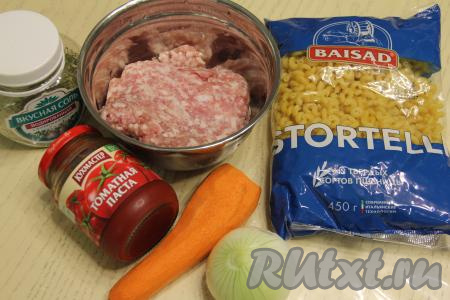 Подготовить продукты для приготовления макарон с фрикадельками в томатном соусе на сковороде. Лук и морковь почистить. Сформировать фрикадельки для этого блюда можно из любого фарша (например, из куриного, индюшиного, говяжьего или смешанного). Я пропустила через мясорубку кусочки свинины, поэтому в этот раз готовила фрикадельки из свиного фарша. 
