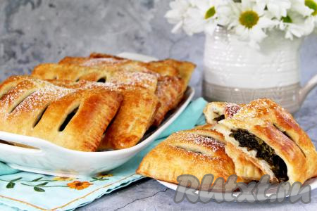 Аппетитные, сладкие, воздушные пирожки с щавелем, приготовленные из слоёного теста, вынуть из духовки, переложить на тарелку. Эту вкусную, нежную выпечку можно подать к столу и тёплой, и полностью остывшей.