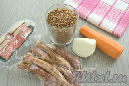 Подготовим продукты для приготовления гречки с копчёными рёбрышками. Очищаем лук и морковь. Гречневую крупу я обычно перебираю, удаляя чёрные зёрнышки. Тщательно промываем гречку проточной водой, лишнюю воду сливаем.