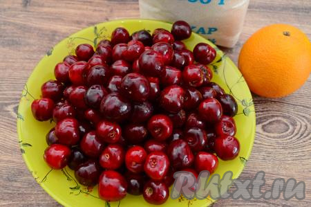 Подготовить продукты для приготовления варенья из черешни с апельсином. Черешню тщательно промыть водой, лишней жидкости дать стечь.