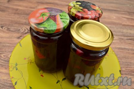 Горячее варенье из черешни с апельсином сразу разлить по банкам, закрутить (или закатать) его крышками. У меня получились 3 банки объёмом по 350 миллилитров и немного осталось на пробу. Банки с вареньем, не переворачивая, укутать в одеяло (или в тёплый плед), оставить до полного остывания (я оставляю примерно на сутки), а затем отправить на хранение в прохладное тёмное место (например, в кладовку, погреб или подвал).