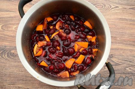 Тщательно перемешать черешню с кусочками апельсина, поставить на средний огонь.