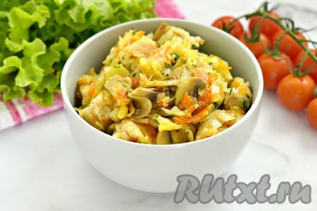 Мягкую, сочную тушёную капусту вместе с нежными кусочками мяса курицы и ароматными грибами раскладываем по тарелкам и подаём в горячем виде к столу. 