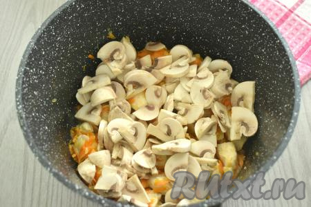 Шампиньоны моем, нарезаем на пластинки, выкладываем к мясу курицы, обжаренному с овощами, перемешиваем, обжариваем минут 5, не забывая иногда перемешивать.