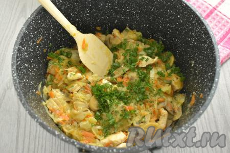 Свежую зелень (у меня - зелёный лук и укроп) моем, нарезаем мелко. После того как капуста станет мягкой, добавляем к ней нарезанную зелень, перемешиваем и убираем с огня.