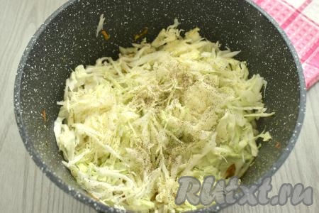 Затем к мясу курицы, обжаренному с грибами, выкладываем капусту, нарезанную на тонкие полоски, солим, перечим, перемешиваем, вливаем 50-70 миллилитров воды.
