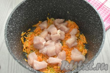 Куриное филе моем, нарезаем на средние кубики, выкладываем к обжаренным овощам, перемешиваем. Обжариваем, периодически перемешивая, 6-7 минут. 