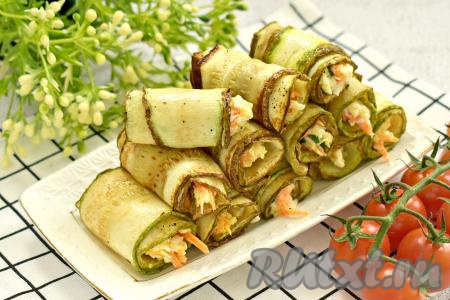 Аппетитные, вкусные рулетики из кабачков с начинкой из корейской моркови, выкладываем на блюдо и подаём в качестве закуски к ужину или праздничному столу.