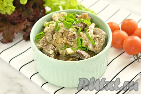 Куриная печень с грибами в сливках