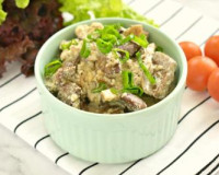 Куриная печень с грибами в сливках