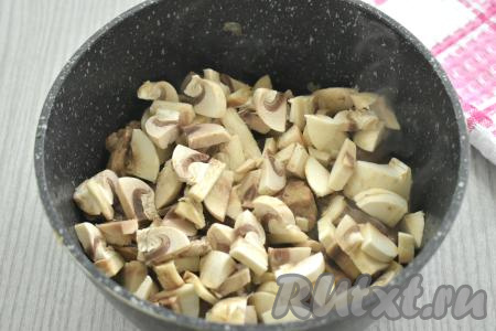 К обжаренной куриной печени добавляем шампиньоны, нарезанные на средние кусочки, перемешиваем, готовим 6 минут, иногда перемешивая.