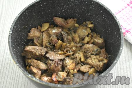 Далее по вкусу солим, перчим, перемешиваем.