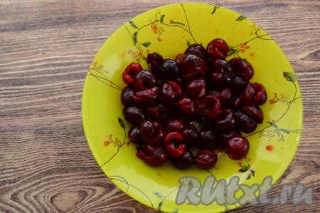 Для приготовления штруделя можно взять и свежую, и замороженную черешню. Свежую черешню промыть водой. Если будете готовить с замороженными ягодами, их нужно разморозить, лишнюю жидкость слить. Из свежих (либо размороженных) ягод удалить косточки. Сок, выделившийся при удалении косточек, для этой выпечки нам не понадобится.