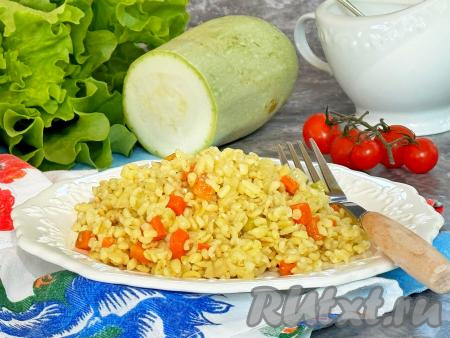 Булгур с кабачками и морковью на сковороде
