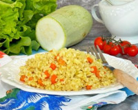 Булгур с кабачками и морковью на сковороде