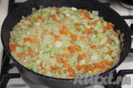 Готовить булгур с кабачком, морковью и луком минут 25 (до полного впитывания воды и мягкости булгура). Перед подачей перемешать блюдо в сковороде. 